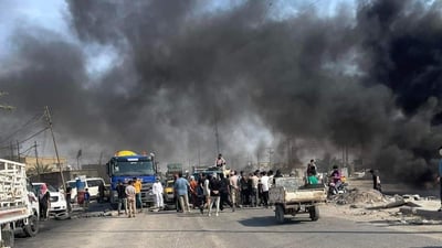 الصخيين بدون خدمات.. محتجون أغلقوا طريق جامعة ذي قار بالإطارات المحترقة (صور)