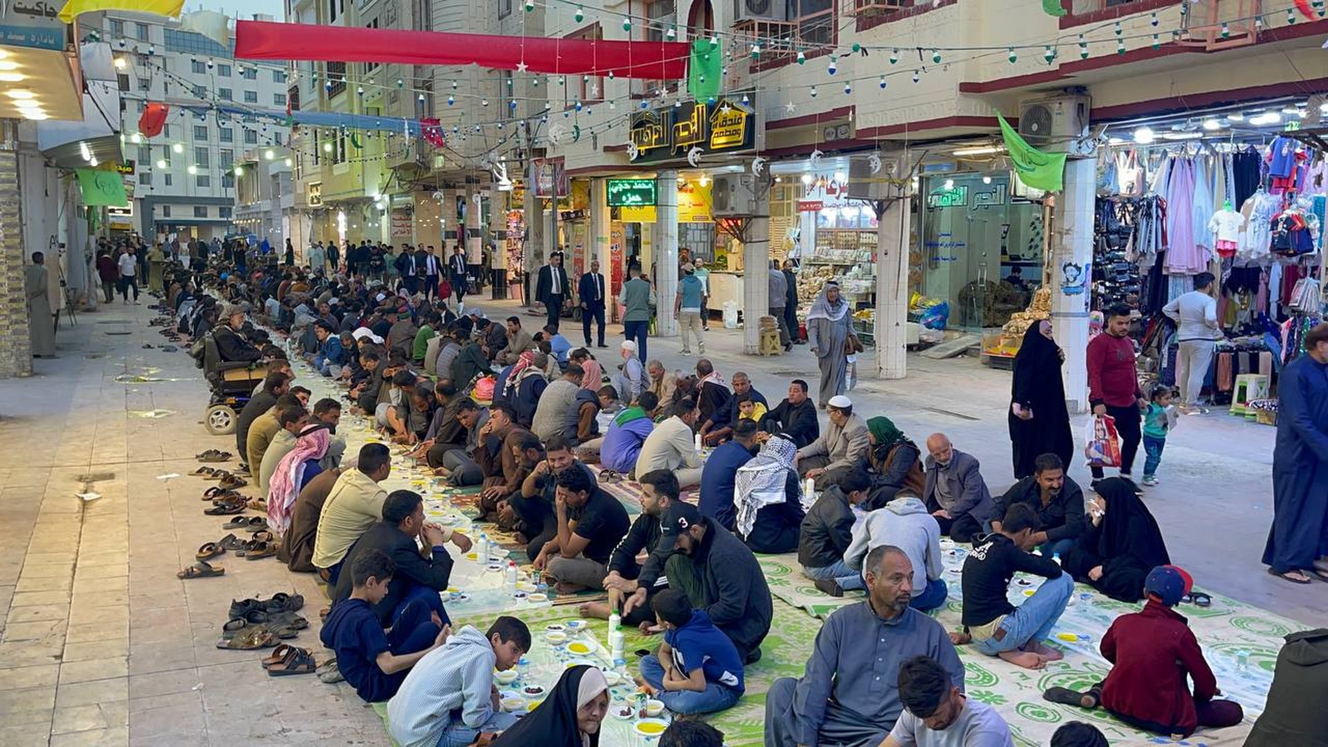 سفرة على مد النظر في النجف القديمة ومكتب المرجع السيستاني يدعم (فيديو)