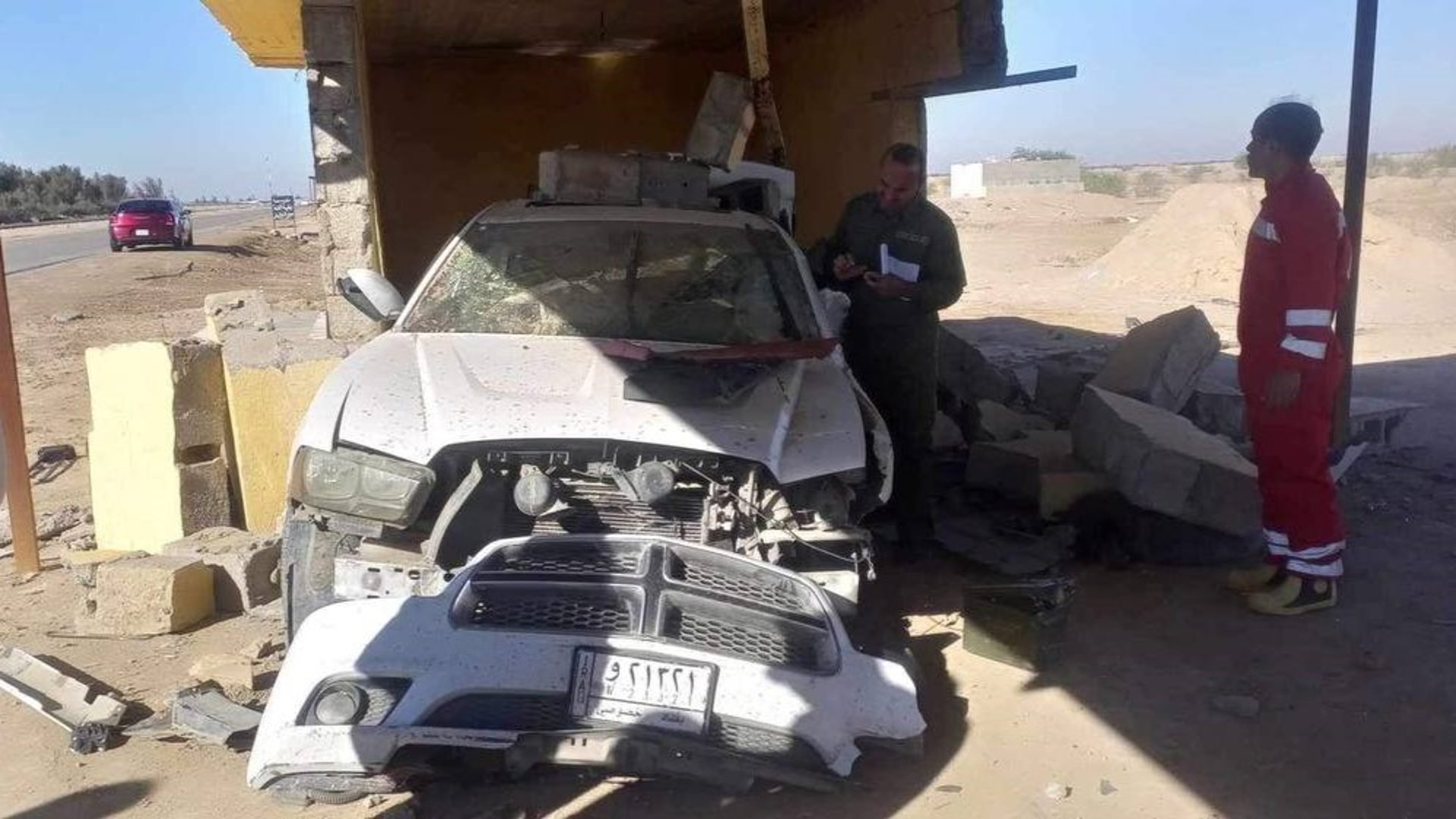 الدفاع المدني انتشل الجثة من بين الحطام.. حادث اصطدام مروع في الديوانية (صورة)