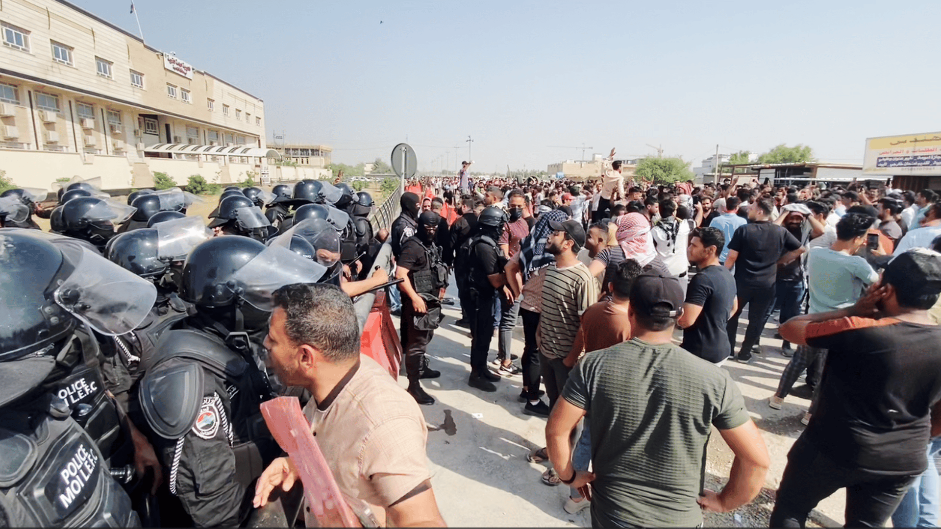 فيديو: صدامات بين قوات مكافحة الشغب ومحاضري وإداريي الملحق في الديوانية