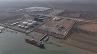 فيديو جوي لميناء خور الزبير: ناقلة عراقية عملاقة تبحر إ...
