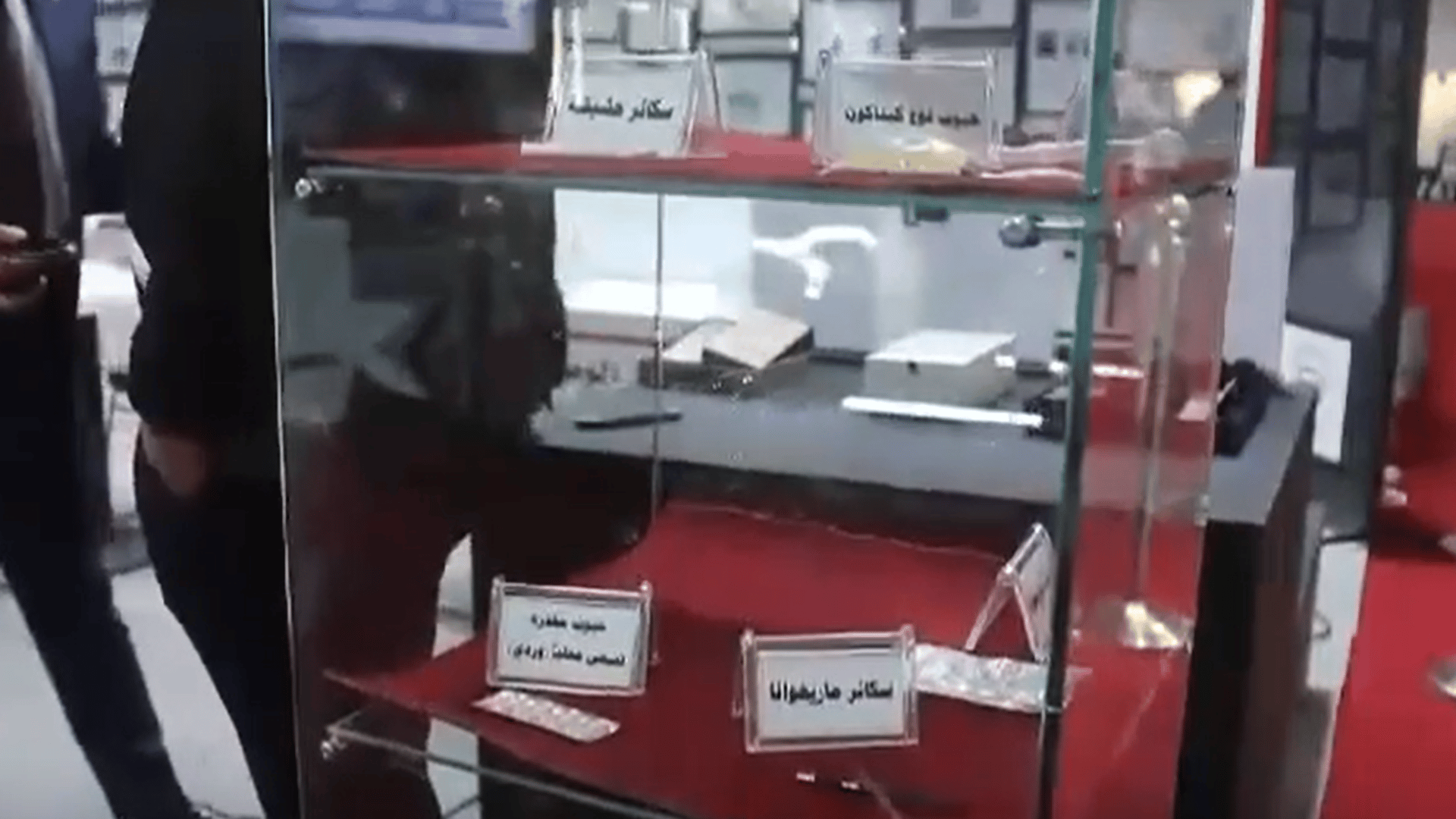منتسب ملثم يعرّفك على أنواع المخدرات.. فيديو من جناح الأمن الوطني في معرض بغداد