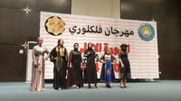 فيديو: نساء ورجال في جامعة البصرة ينظمون عرض أزياء من ت...