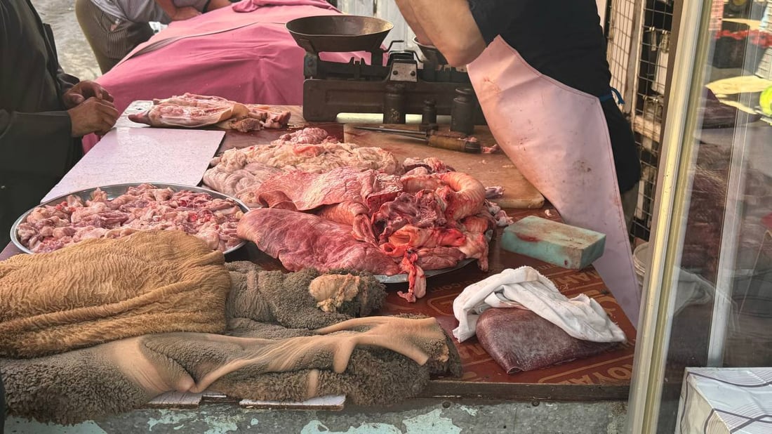 لا أحد يشتري اللحم في سوق الزبير المكتظ بالزبائن.. قائمة بأسعار اليوم الأحد (صور)