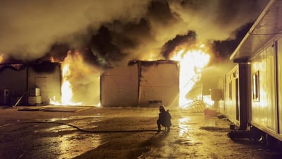 فيديو: النيران تشتعل في 8 مخازن للمواد البلاستيكية على طريق كركوك – أربيل