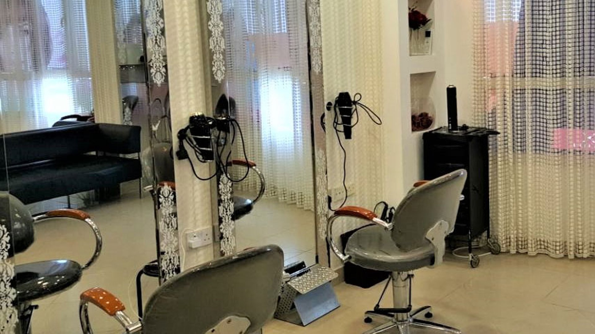 الديوانية تغلق عدداً من صالونات التجميل المخالفة لشروط السلامة الصحية