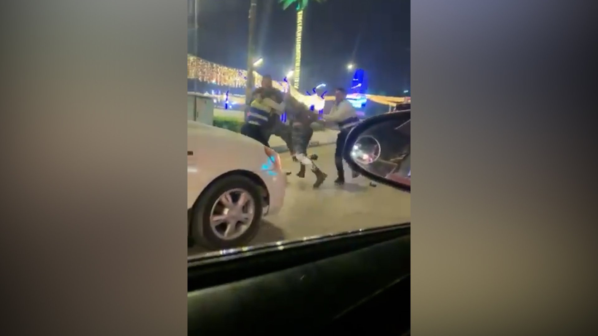فيديو: شجار عنيف في بغداد بين شرطي مرور وعناصر 