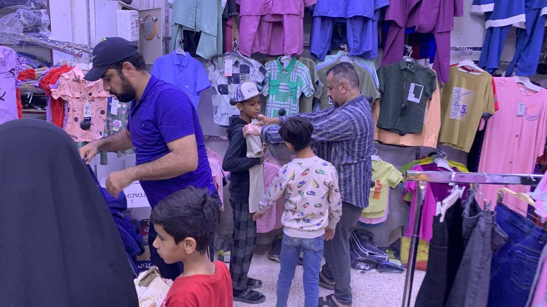 يد الخير في كربلاء قبل العيد.. ملابس من ماركات راقية لأطفال الصم والبكم (صور)