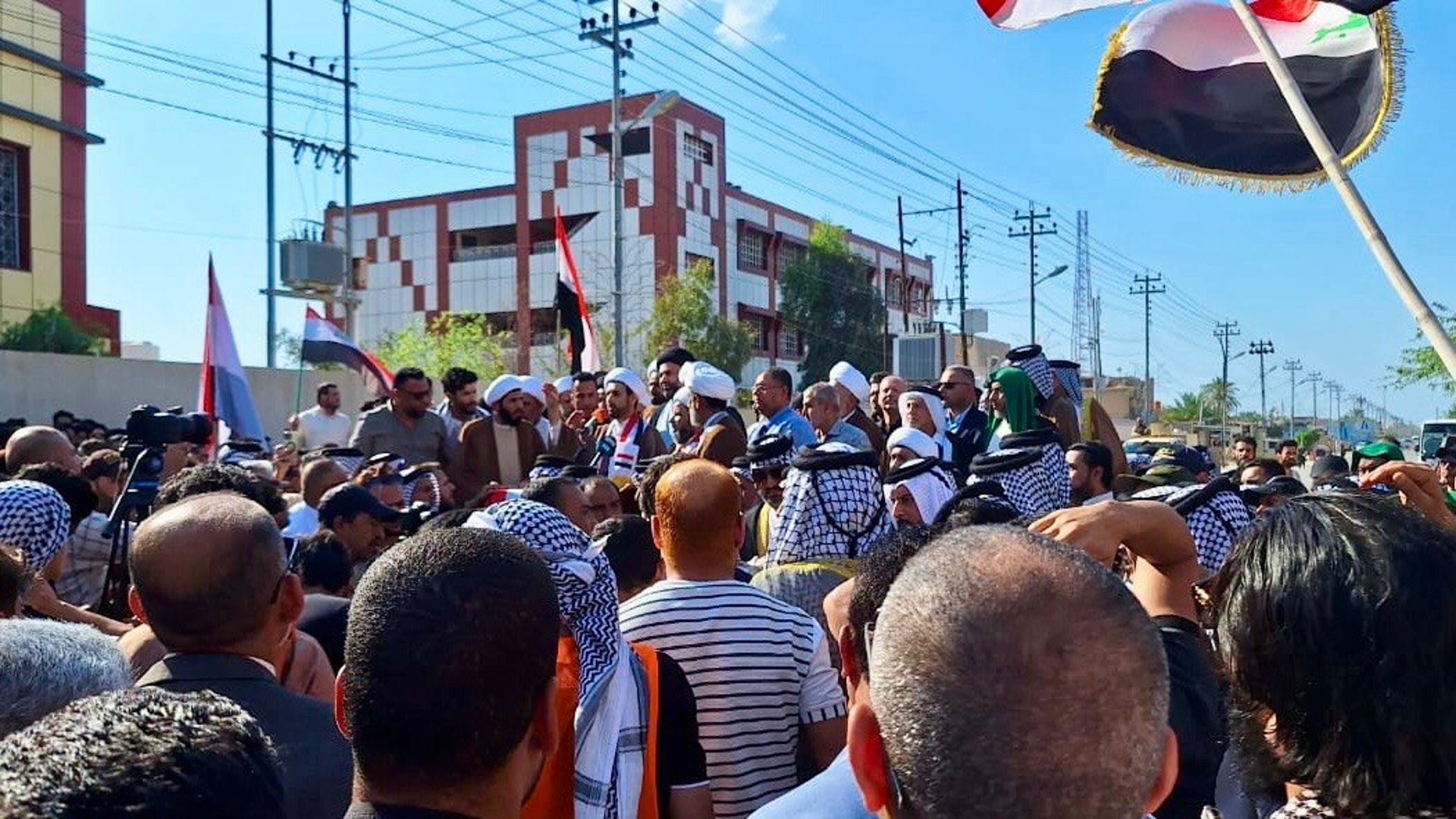 تظاهرة حاشدة لأهالي الصادق شمال البصرة: نريد الخدمات وإقالة القائمقام (فيديو)