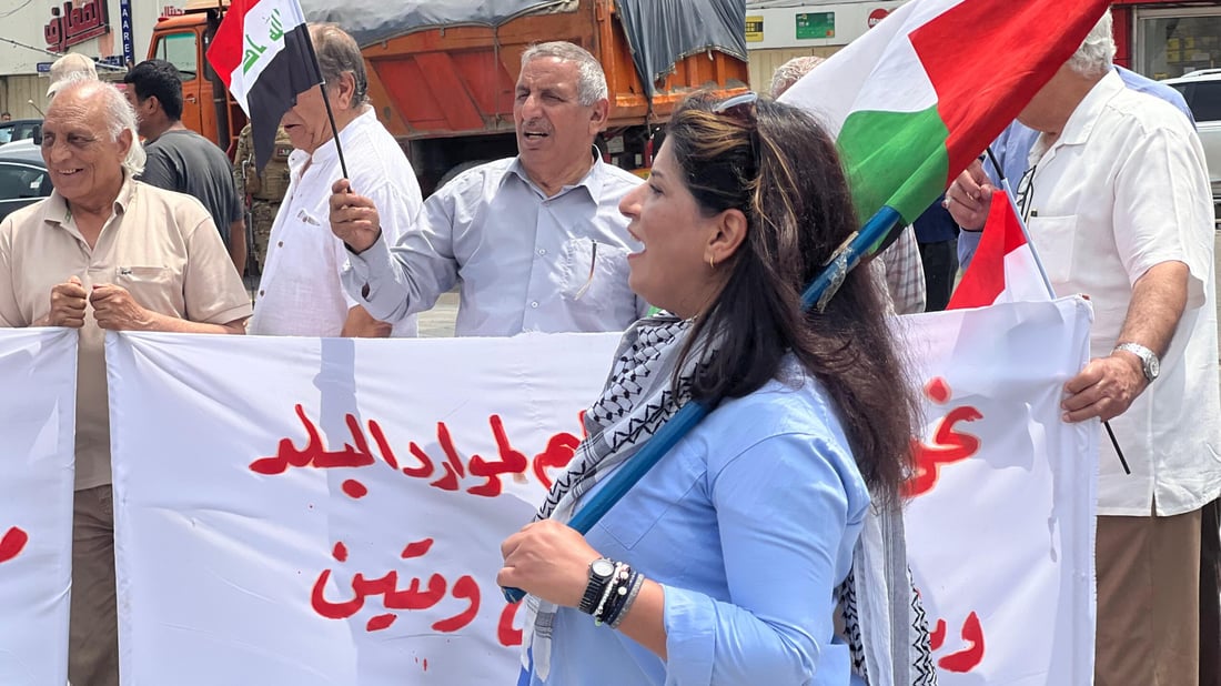 “تعديل سلم الرواتب مطلبنا”.. مئات الموظفين في تظاهرة بساحة التحرير (صور)