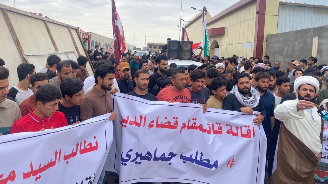 صور: الدير تكسر قرار إيقاف الاحتجاجات بتظاهرة كبيرة تطالب برحيل القائمقام