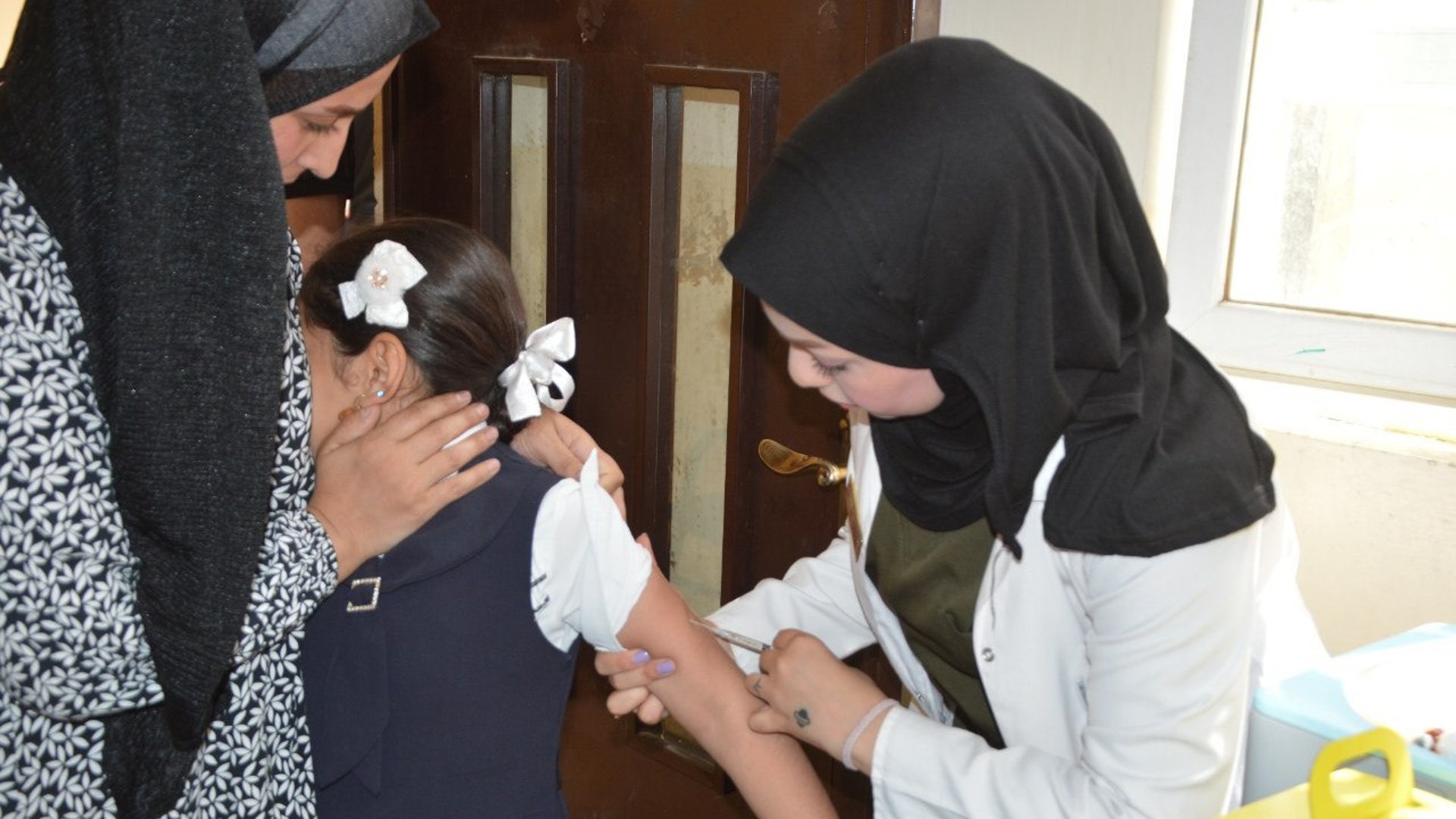 فيديو: ممرضات صلاح الدين يلقحن الأطفال لكن بعض الآباء مازالوا مرتابين من اللقاح!