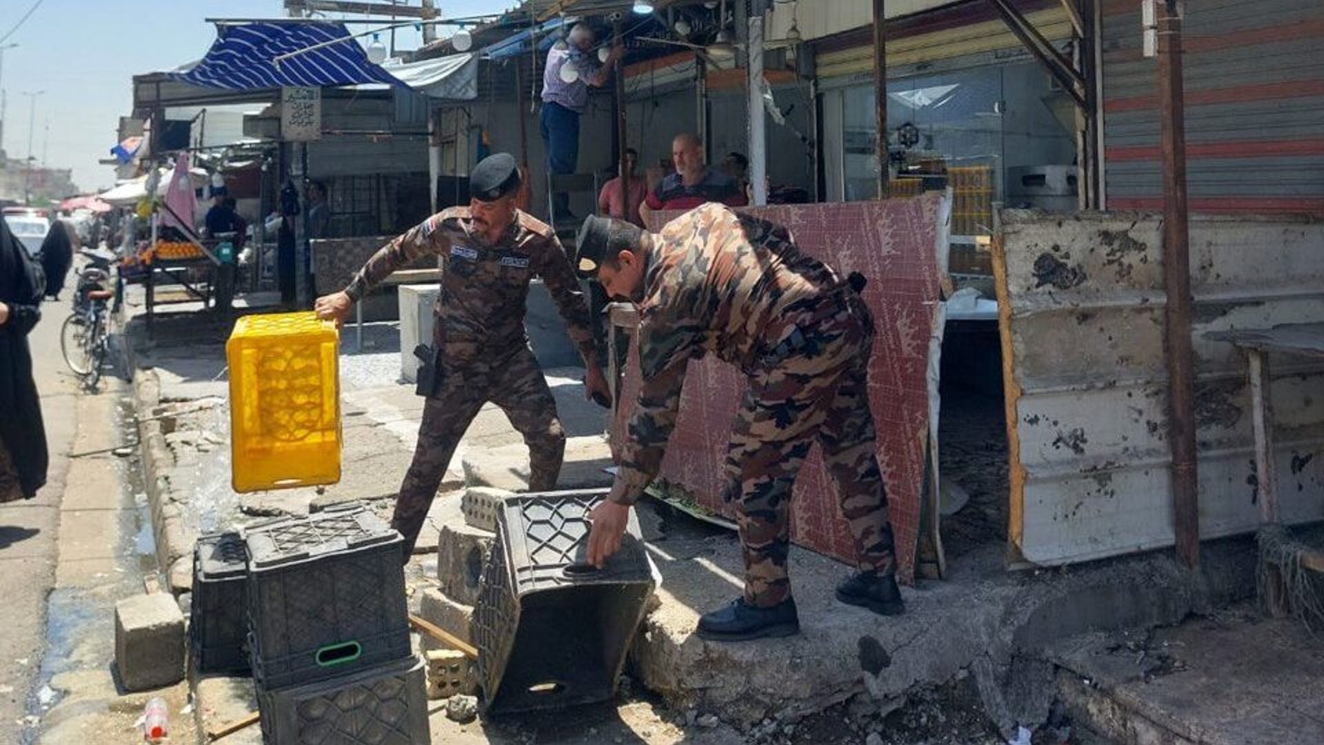 صور من حملة شرطة الرصافة لإزالة التجاوزات في بغداد الجديدة