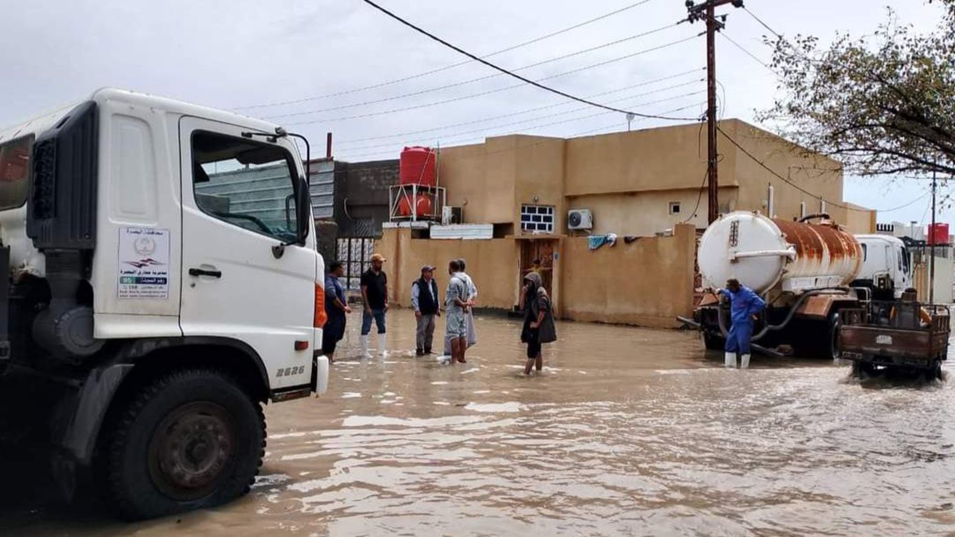 الامتحانات أجريت رغم غرق الشوارع.. بلدية الفاو سحبت المياه وأنجزت المهمة (صور)