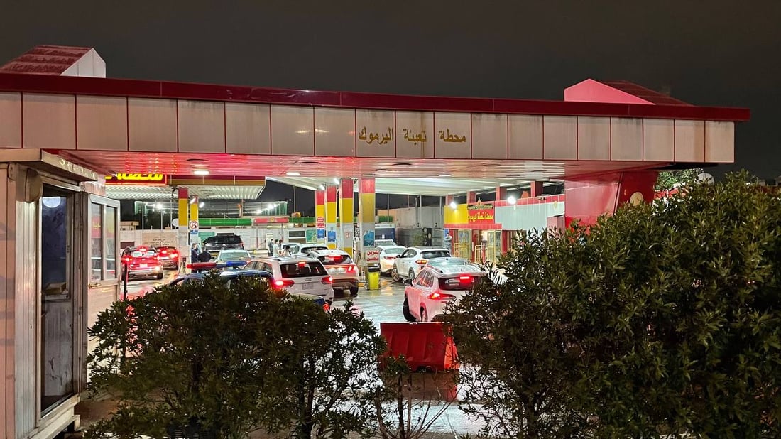 صور من بغداد الآن: طوابير على “التفويلة الأخيرة” قبل رفع سعر البنزين