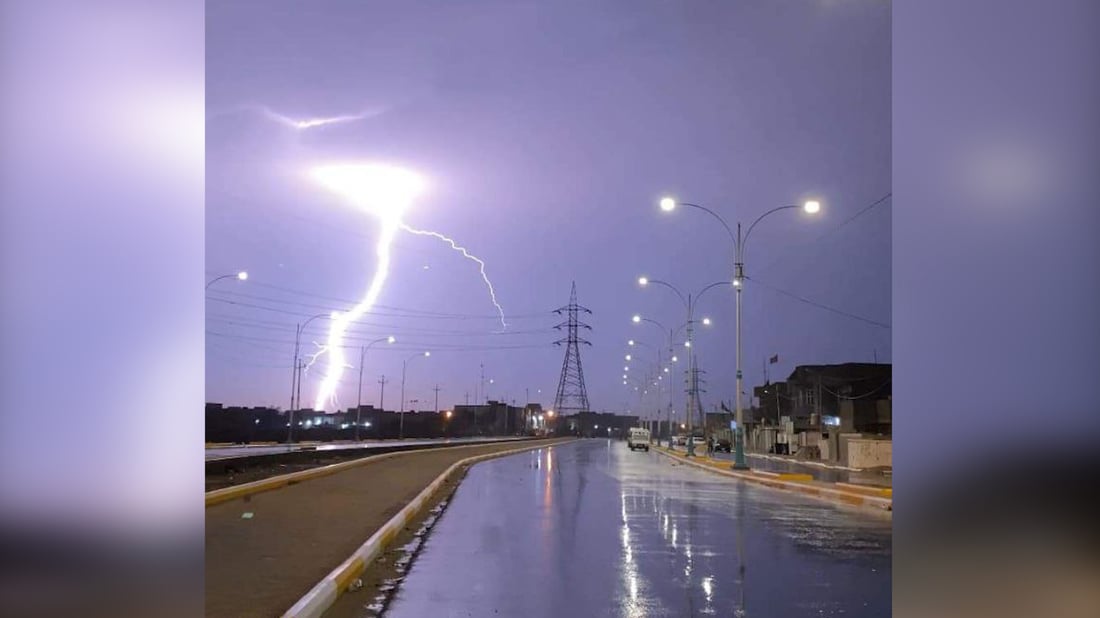 صور وفيديو.. الأمطار والسيول استمرت 4 ساعات في بادية السماوة وأطاحت بأعمدة الكهرباء