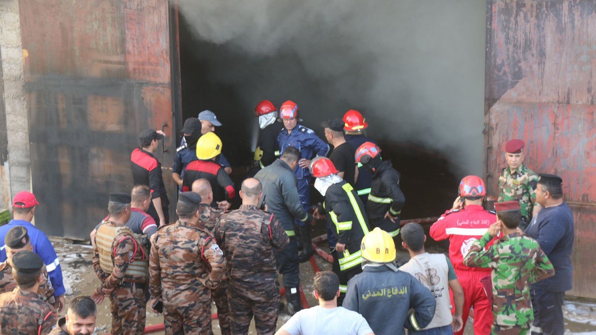 صور: 7 فرق من رجال الإطفاء أخمدت حريق الدورة جنوبي بغداد