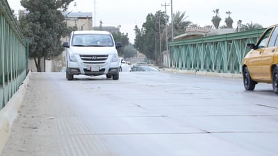 شكاوى من جسر الديوانية الحديدي.. خطر يهدد المارة وأضرار بالسيارات