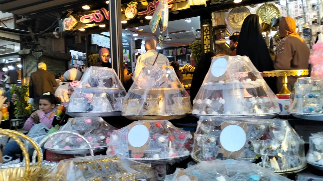 صور: كائنات “MBC” تزاحم الفوانيس في أسواق بغداد الجديدة لإكسسوارات رمضان