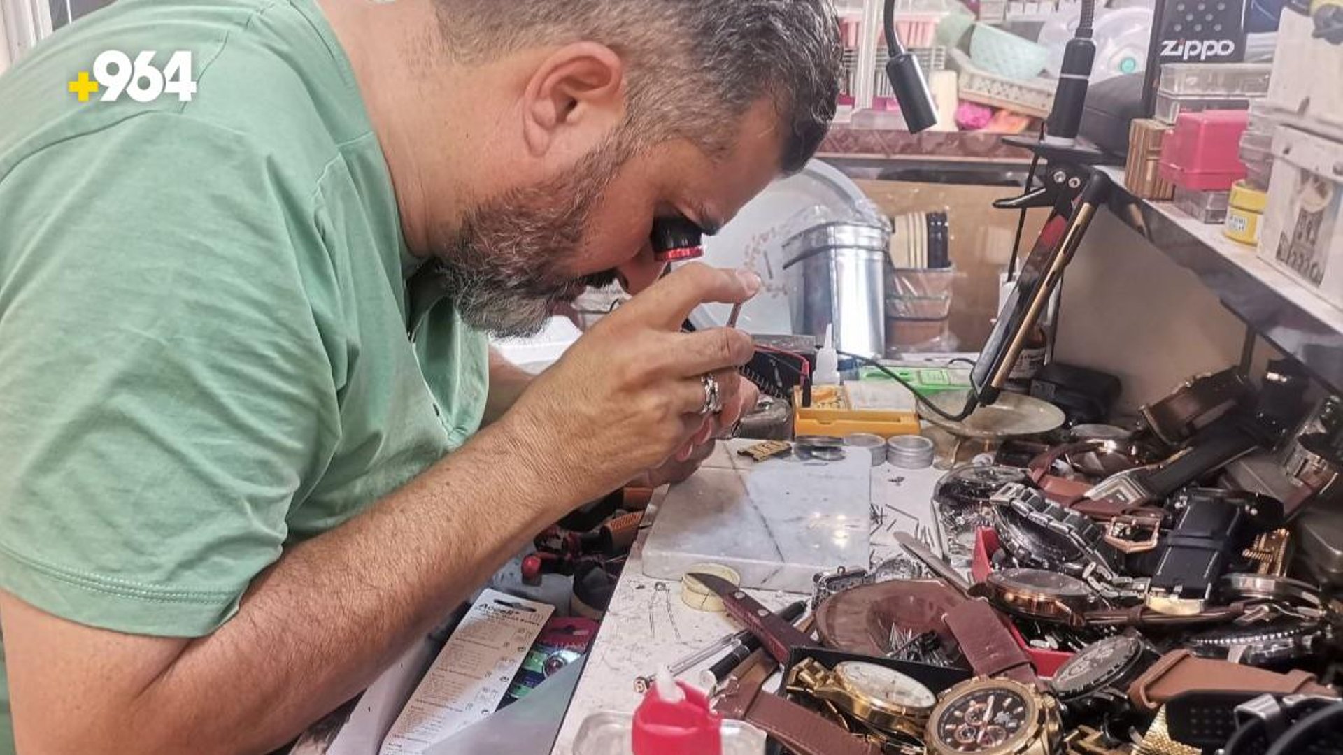 صور: "أمجد" يعرض تحفة سويسرية محفوظة بالذهب وعمرها نحو 100 عام