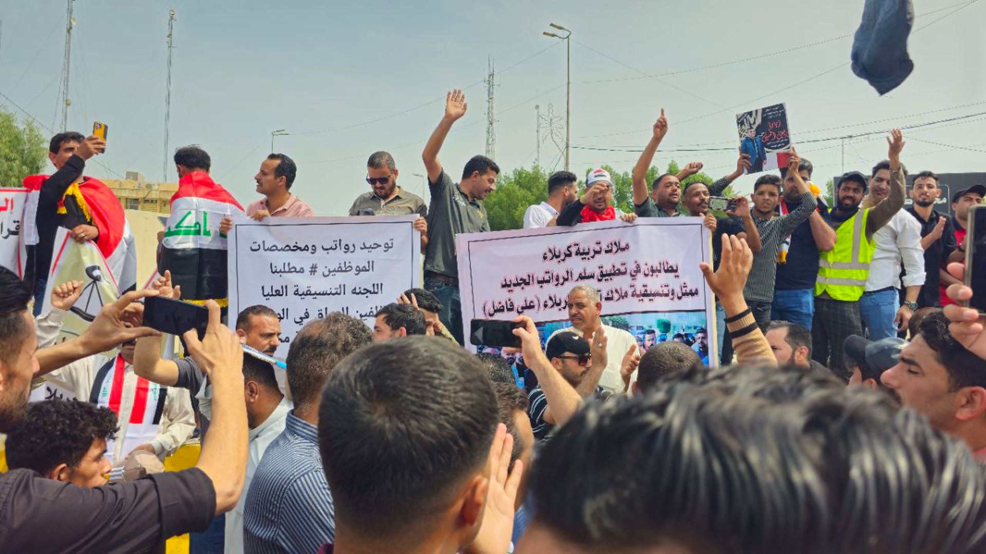 تظاهرة حاشدة لموظفي التربية وعمال البلدية في كربلاء: سيقتلنا الجوع (صور)