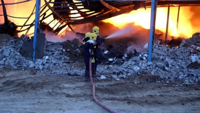فيديو من حريق الديوانية: النيران التهمت مخازن تابعة لجمعيات خيرية