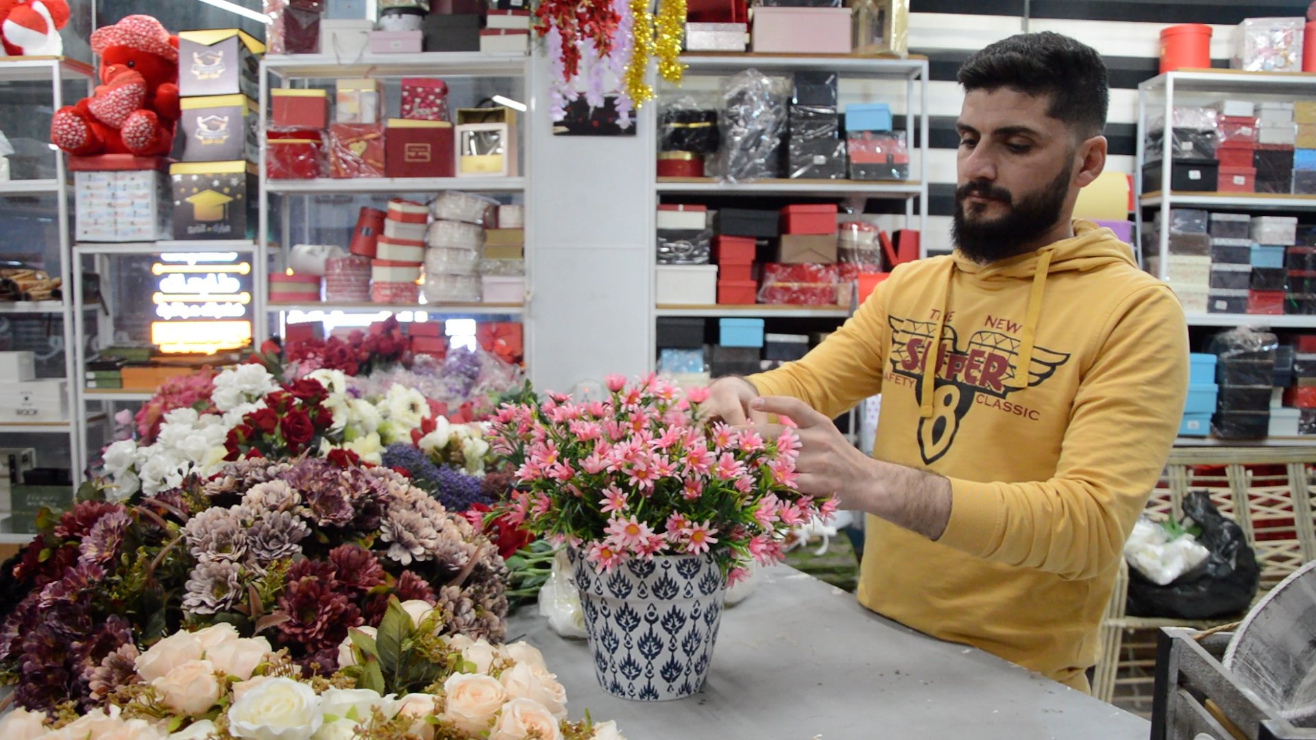 أنور جاء من بغداد إلى تكريت ليبيع الورد في شارع الزهور.. ومسؤولو الحكومة من زبائنه