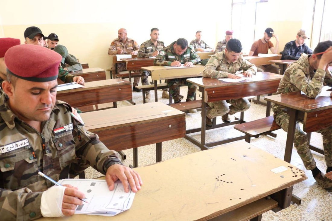 شاهد: منتسبون بالزي العسكري يؤدون امتحانات محو الأمية في نينوى