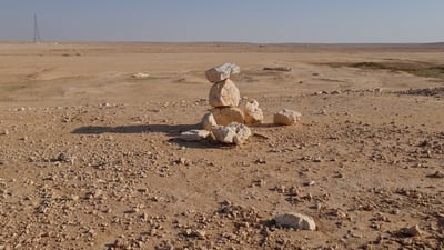 فيديو: بدو العراق لن يتيهوا في الصحراء.. أحجار “الرجم” تعوضك نجوم السماء والنقّال
