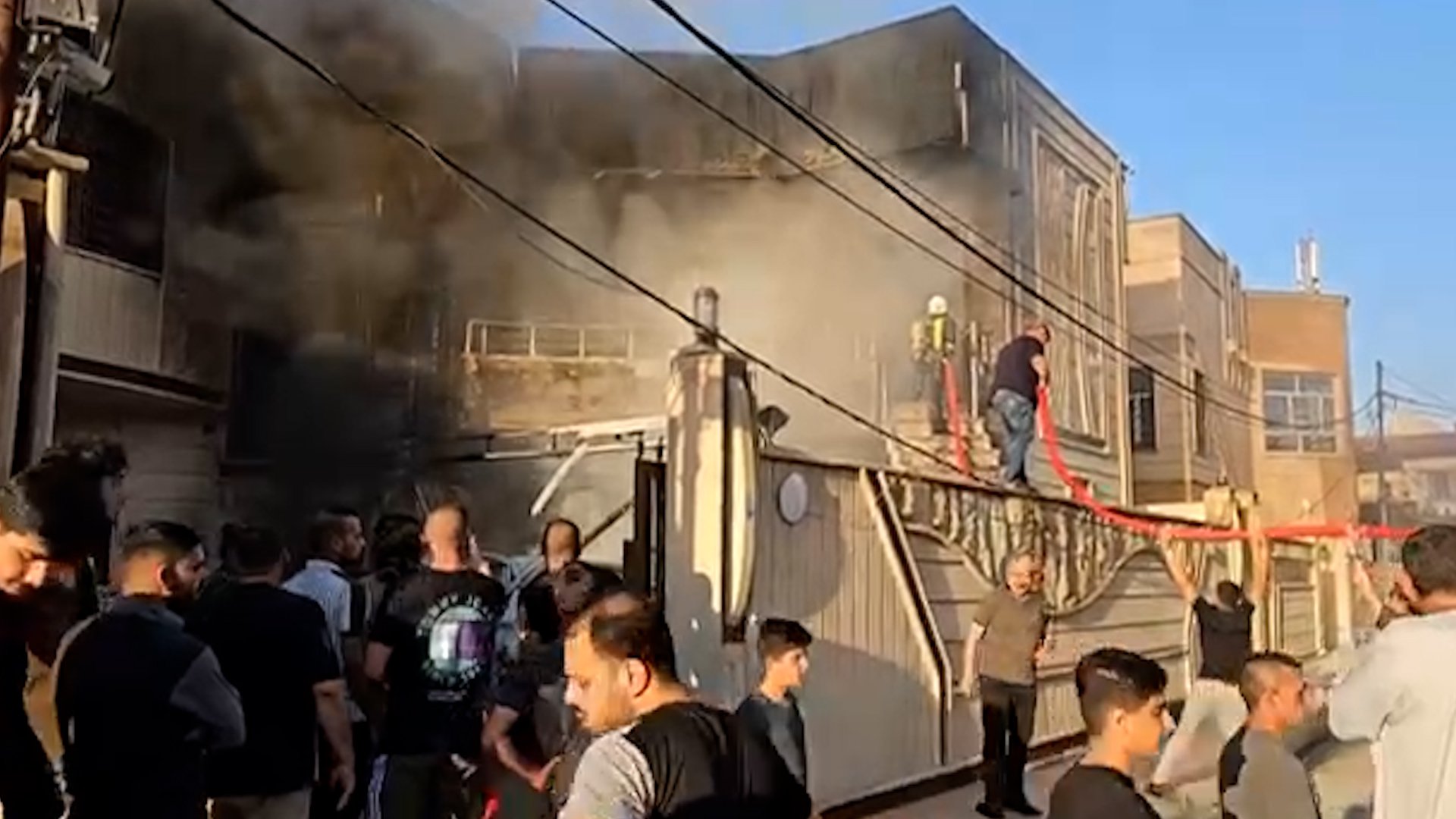 فيديو: حريق بمنزل شقيق شيخ النعيم في كركوك.. النيران التهمت سيارة ومولدة