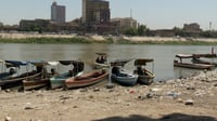 بغداد: زوارق الشواكة تكف عن صيد السمك وتنقل العابرين بي...