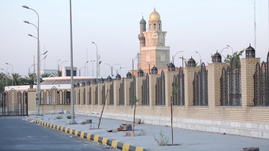 أمانة مسجد الكوفة توافق على مقترح المحافظة بخصوص السياج الأمني