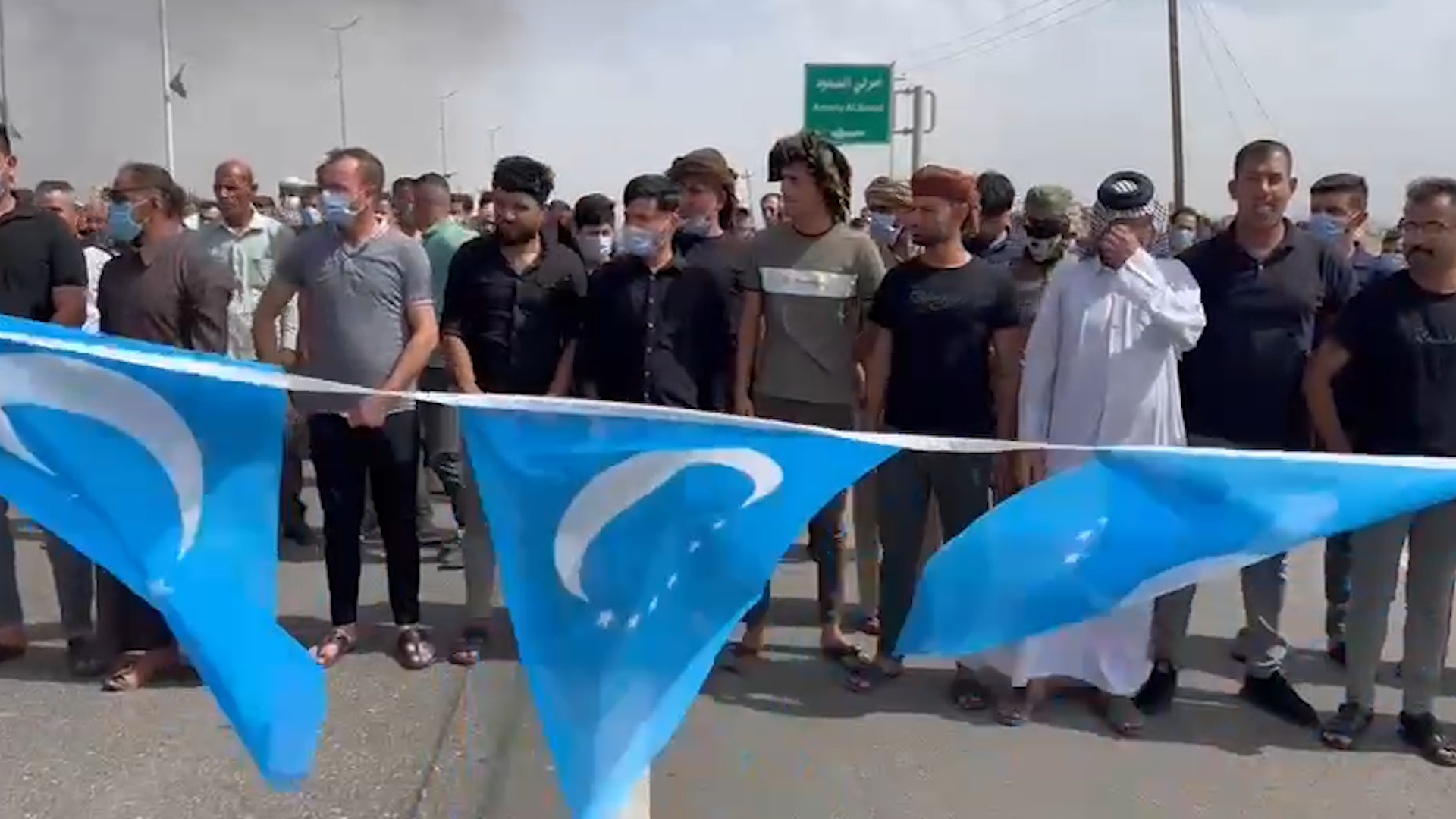 فيديو: حشد التركمان يقطع طريق كركوك ويهدد باستجواب الفياض في البرلمان