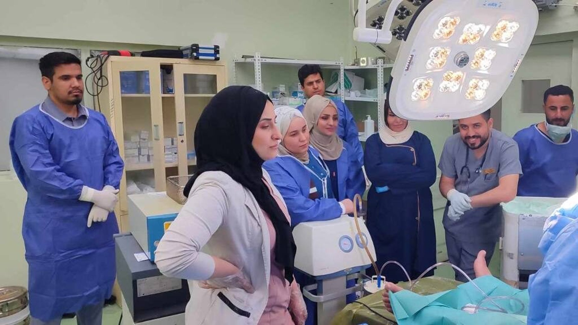 مستشفى الحويجة تحتفل بسيدة أنجبت 3 توائم بنات