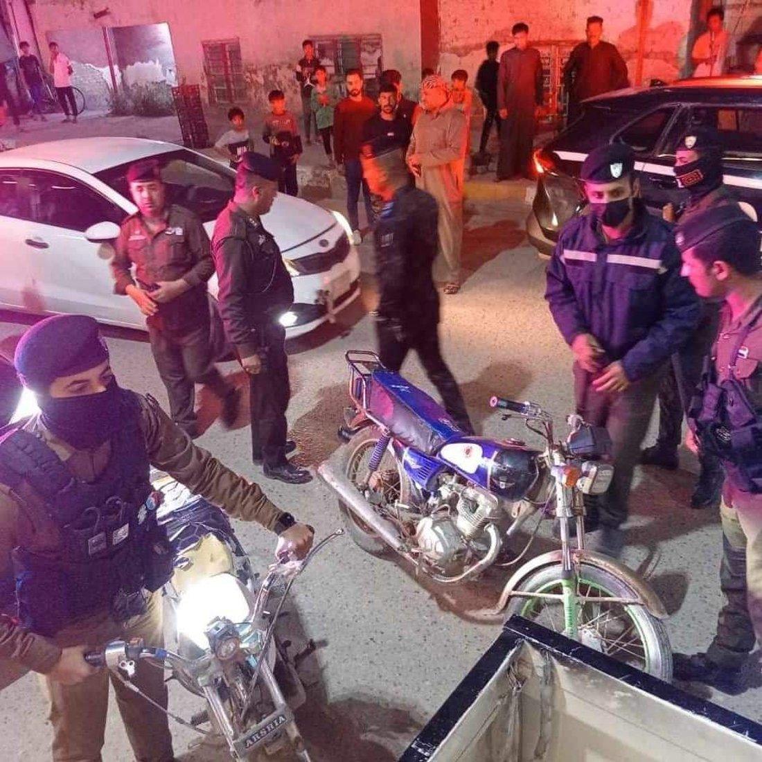 “تفحيط وألعاب بهلوانية” والشرطة تصادر 140 دراجة نارية في سوق الشيوخ (صور)
