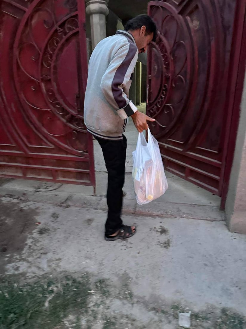 صور: شباب بعقوبة يتسللون إلى مناطق الفقراء ليلاً مع سلات الغذاء