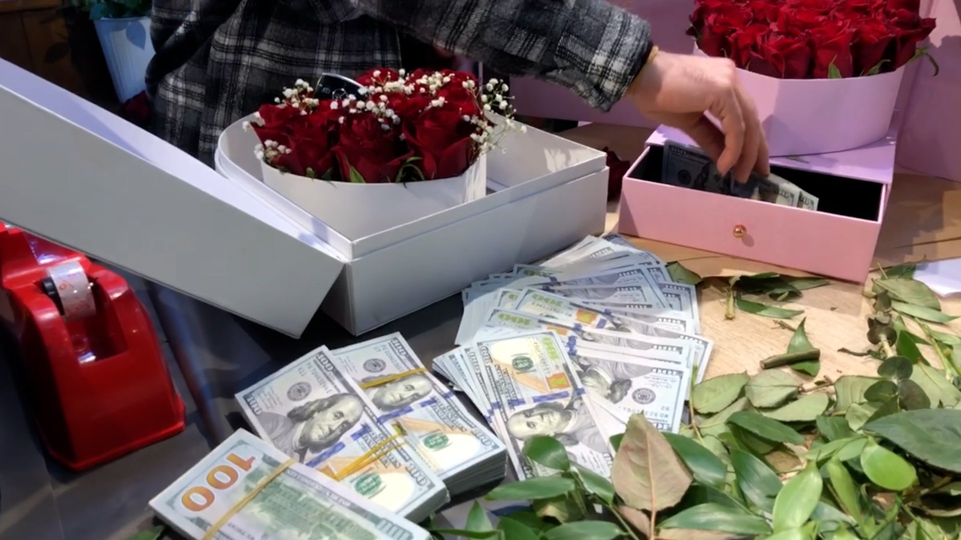 فيديو: سويج مرسيدس و5 شدات داخل باقة ورد.. هدايا مثيرة في فالنتاين أربيل
