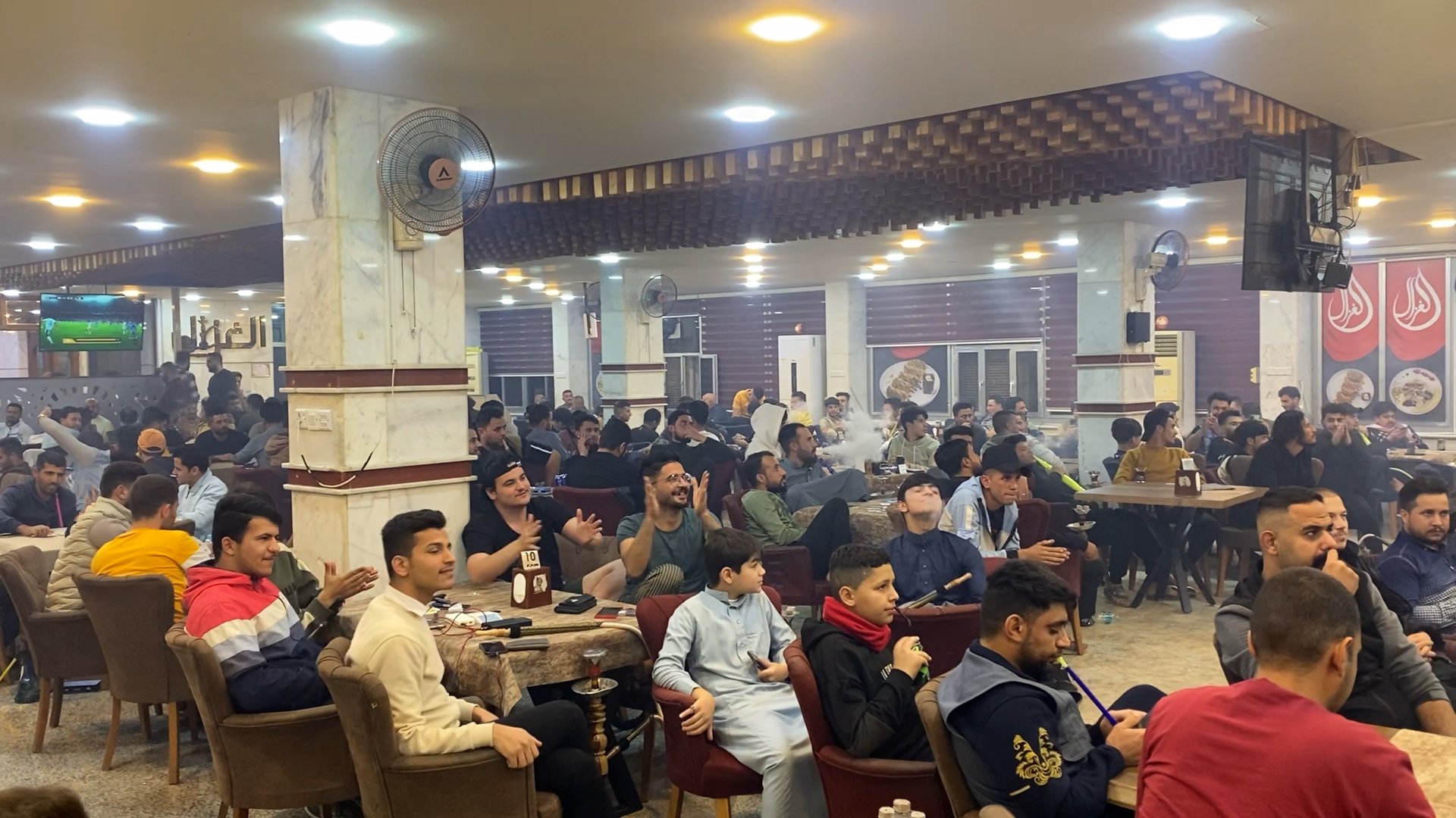 الأعصاب مشدودة في مقاهي هيت: الجميع حضر لمؤازرة أسود الرافدين (فيديو)