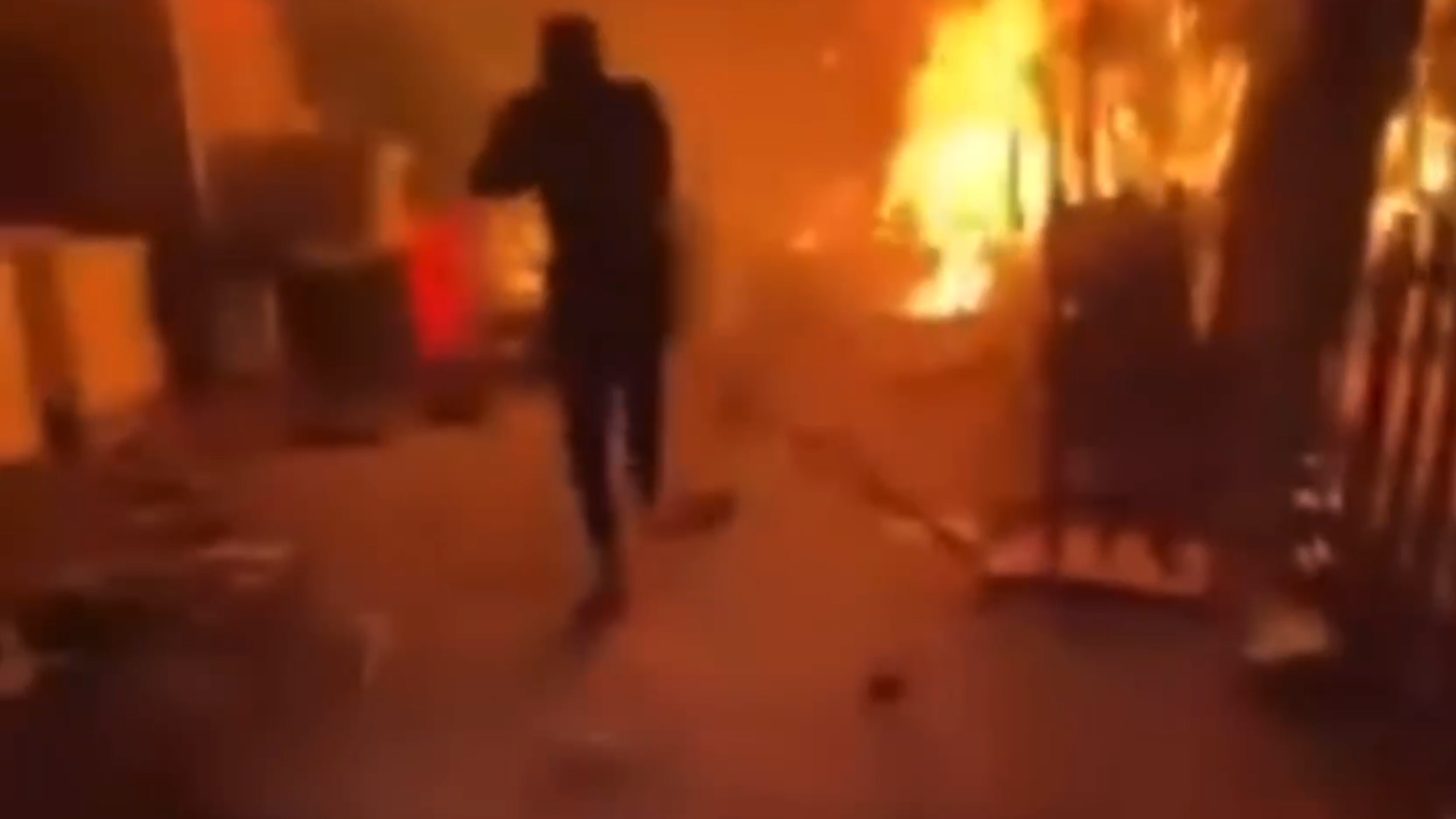 فيديو: النيران تشتعل في 6 منازل وسط البصرة