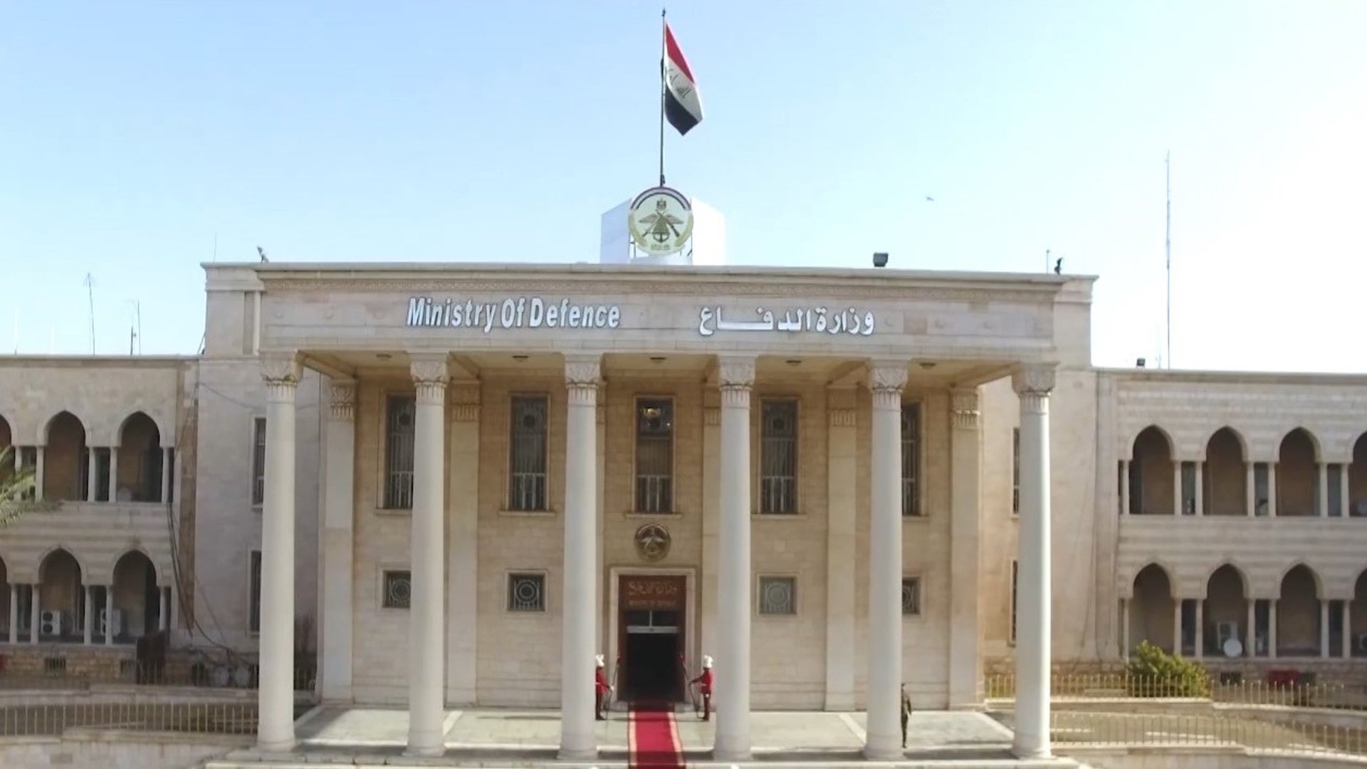 الدفاع تتوعد بمقاضاة لواء ركن ظهر بالبزة العسكرية رغم إحالته للتقاعد