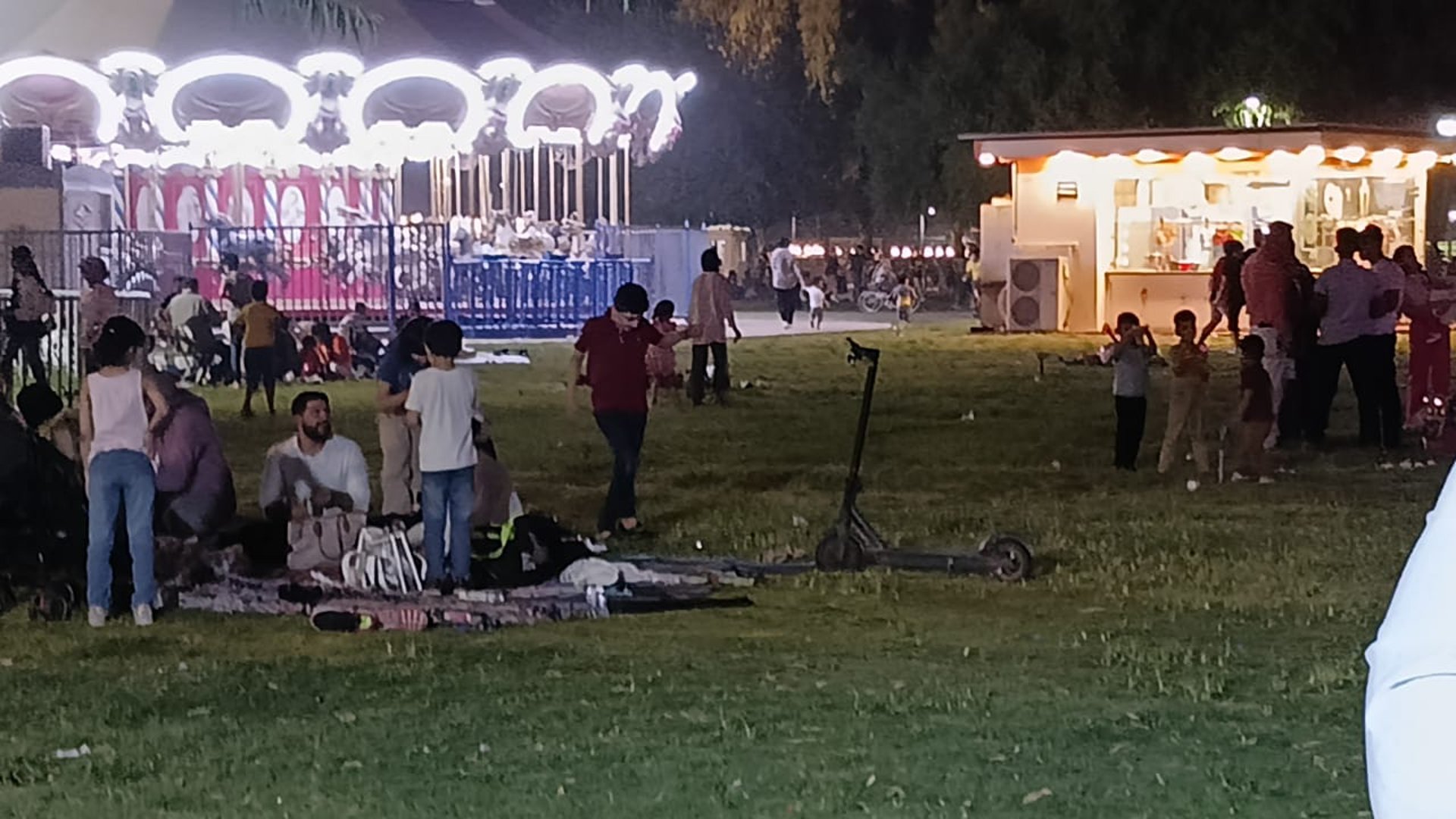 صور: البغداديون استمتعوا في آخر ليلة من العطلة الصيفية وأكلوا المشويات