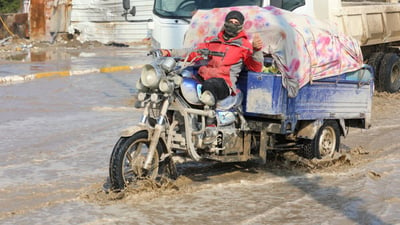 برغم الجهد الحكومي.. شوارع الديوانية غارقة بمياه الأمطار (صور)