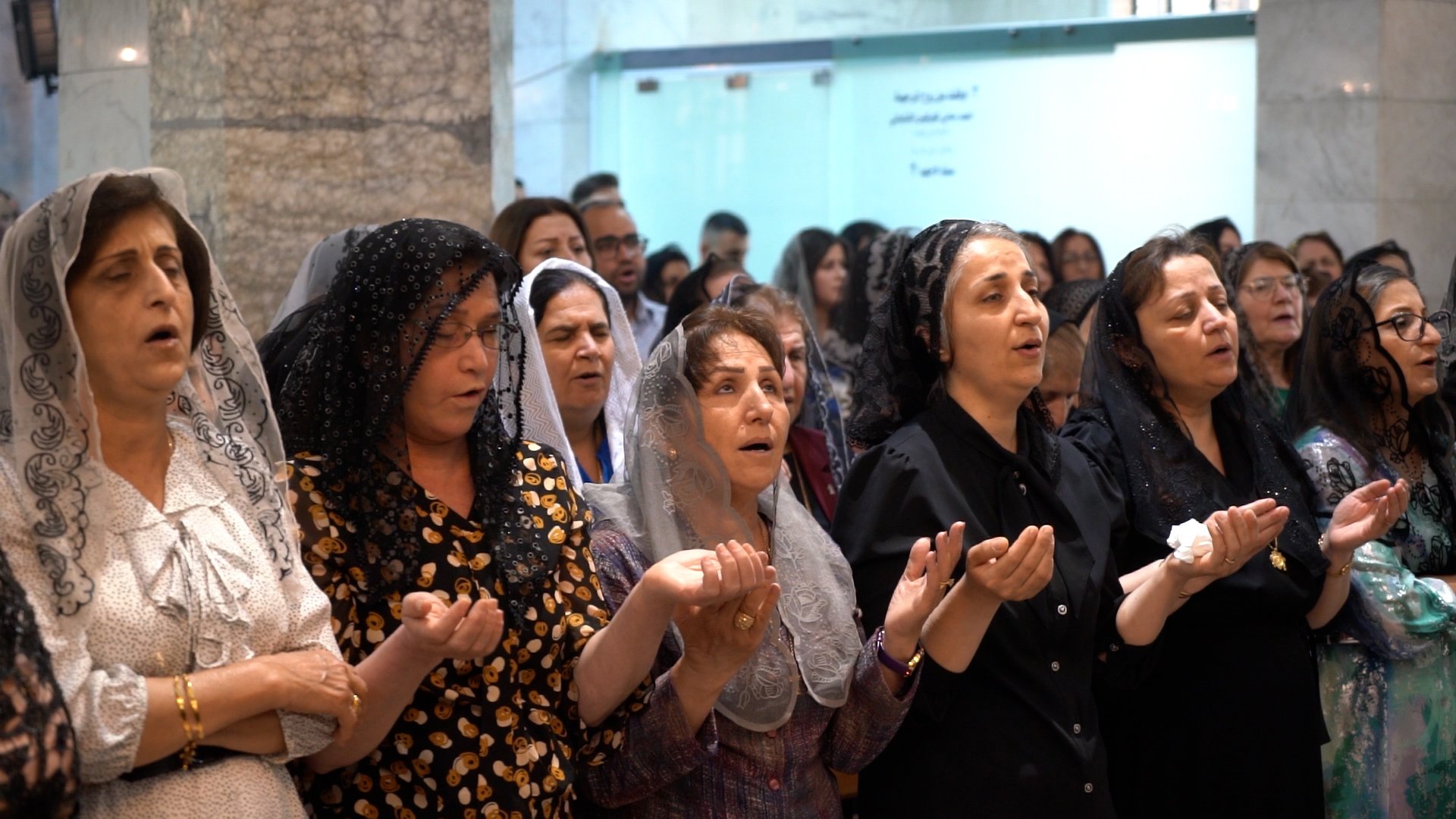 أرثوذوكس العراق يحتفلون بعيد قيامة المسيح.. كنيسة مارت شموني امتلأت (فيديو)