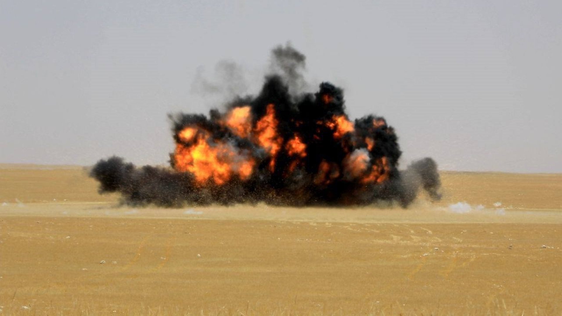 صور من صحراء النجف: تفجير مخلفات حربية تعود لحرب الخليج و2003