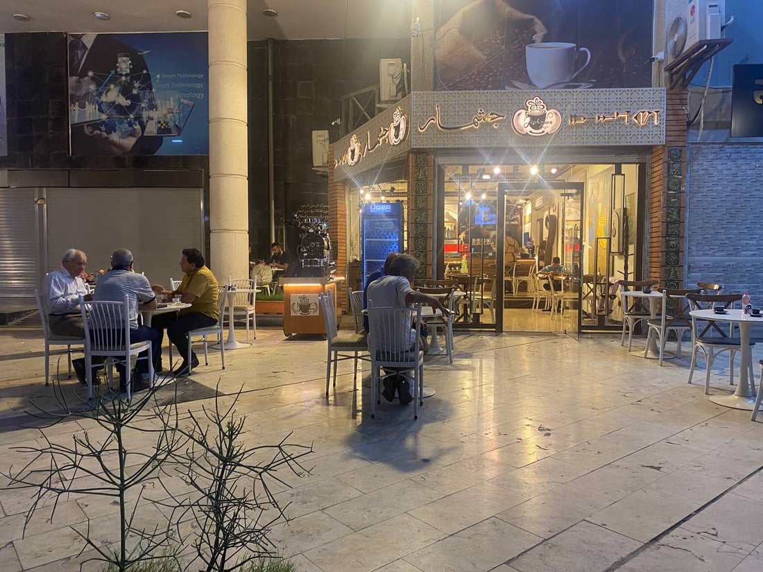 مقهى “جشمار” في الخلاني يحتفي بتراث السومريين ويعمل على مدار الساعة (صور)