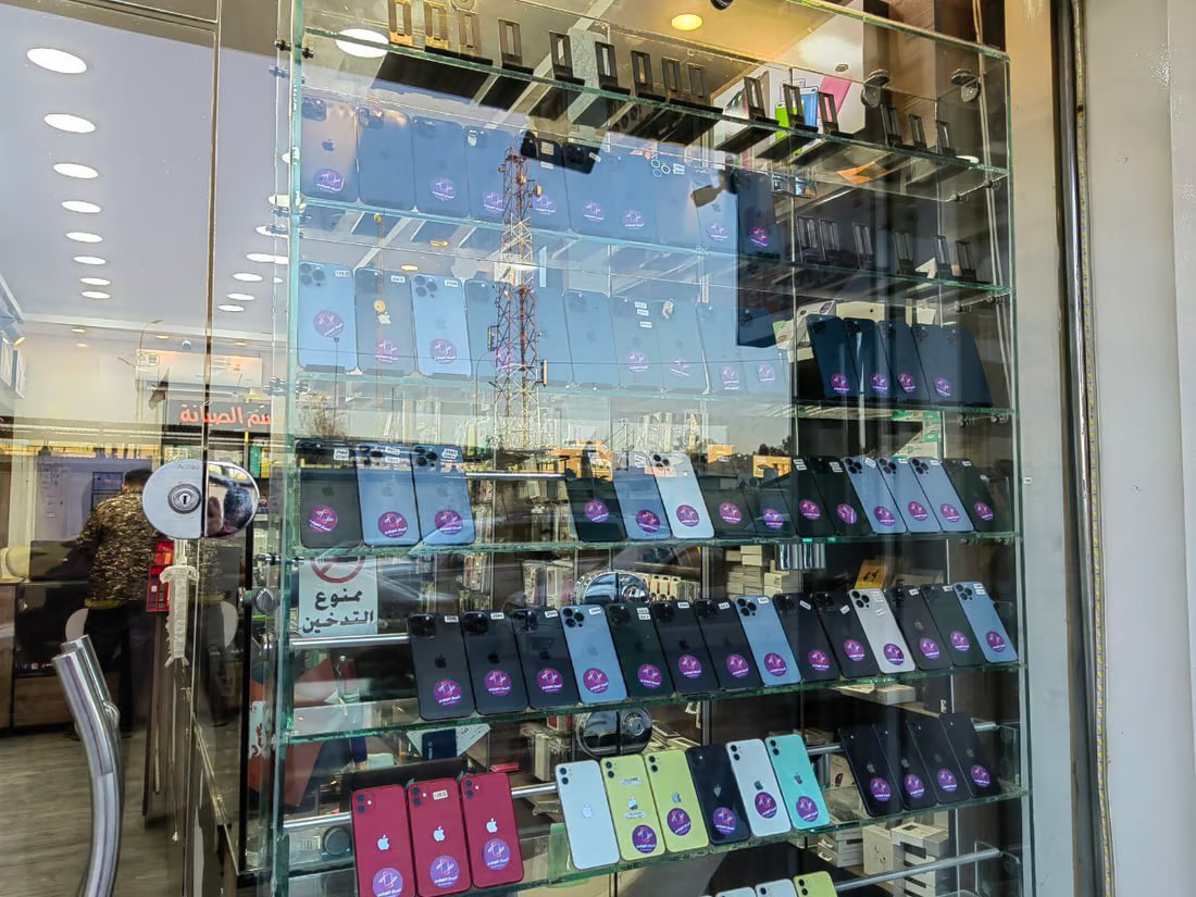 Mid-range models bestsellers in Mosul’s cell phone bazaars