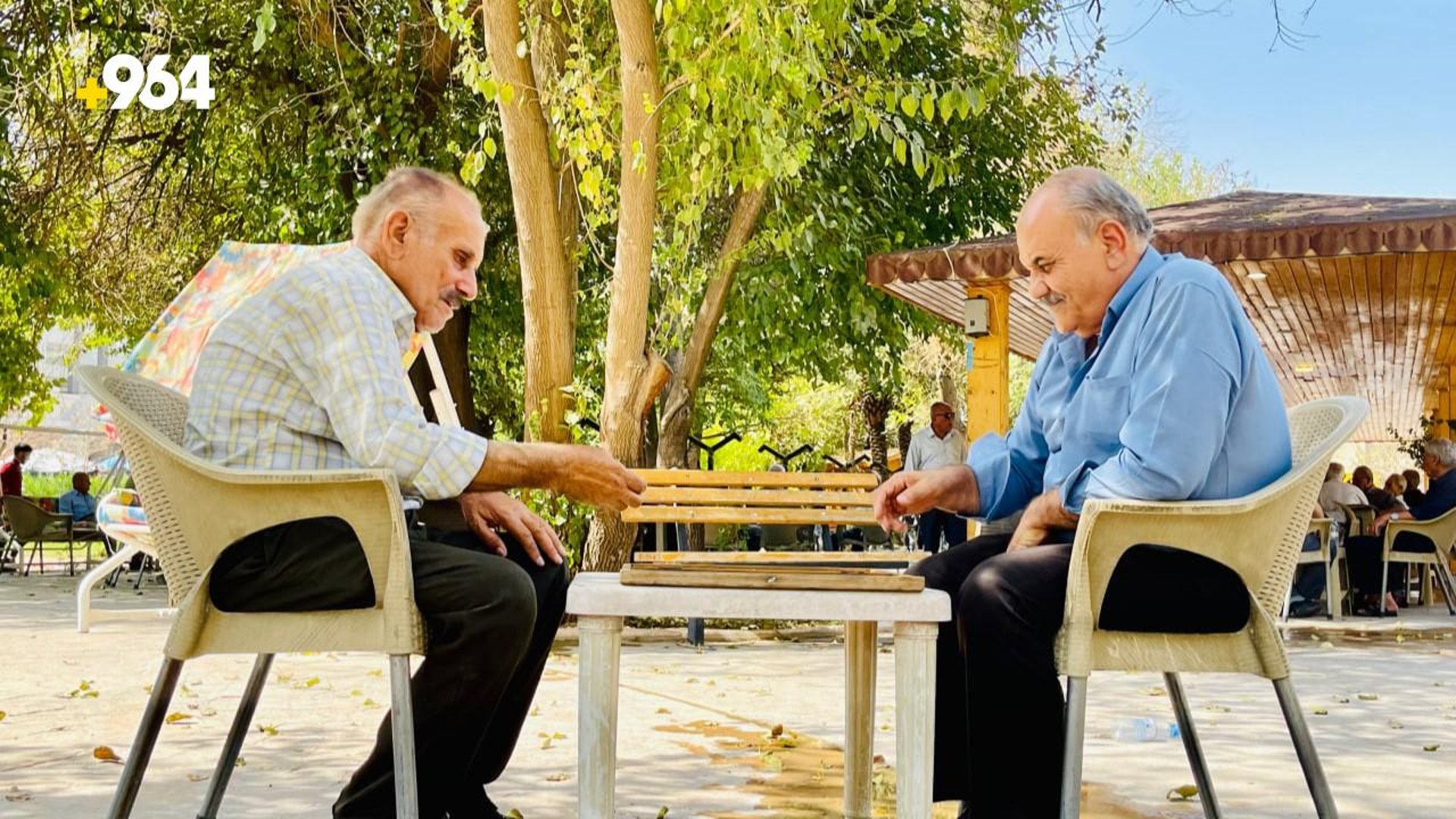 "النافورات" تجمع كلّ متقاعدي أربيل وتسلّيهم بالصحف والمنضدة و"الدومنة" (صور)