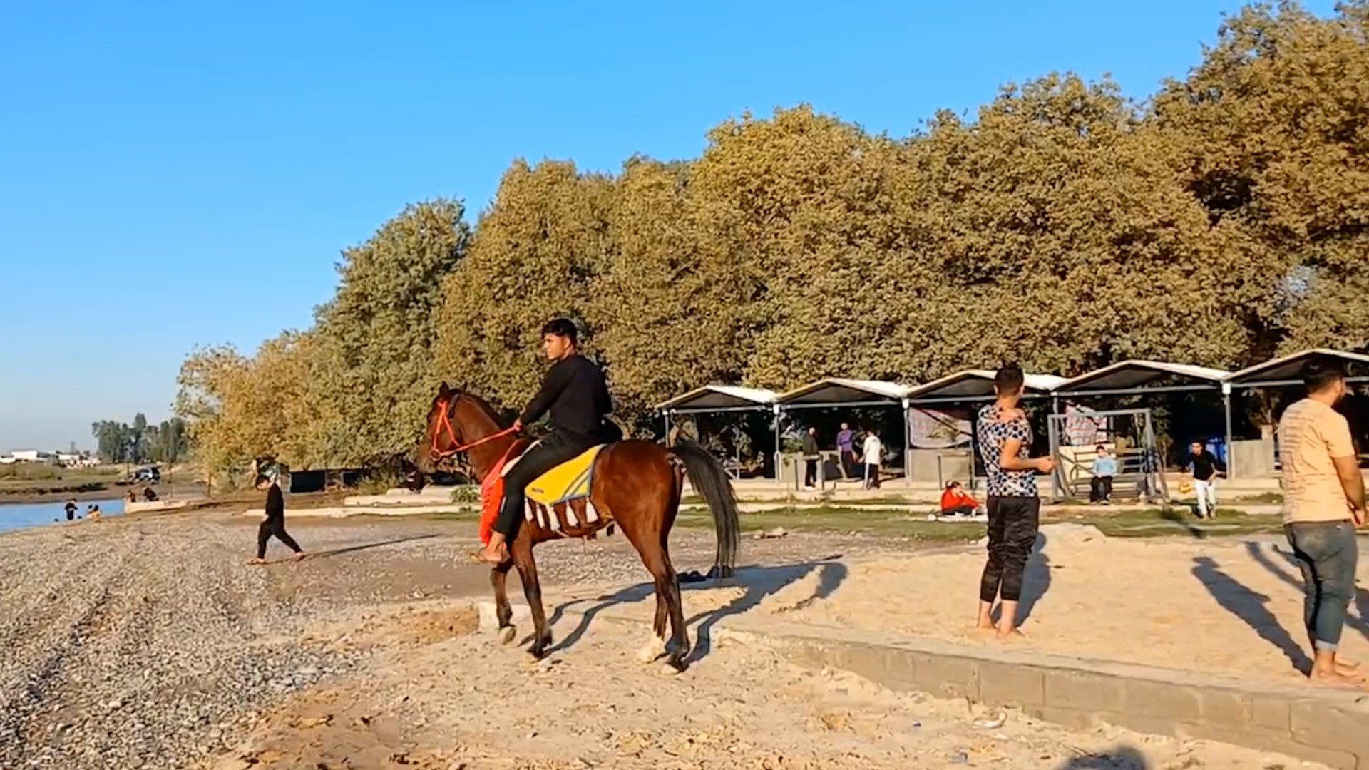 فيديو: كركوك تمضي العطلة بركوب الخيل والنزهة على شواطئ ألتون كوبري رغم البرد