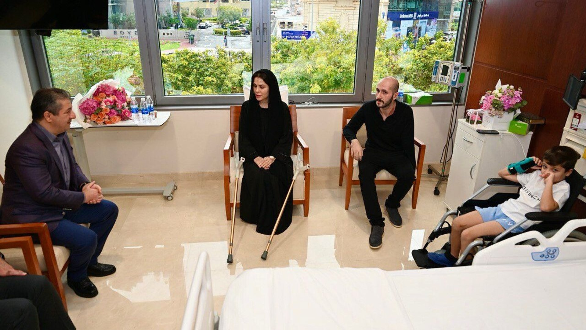 صور: مسرور بارزاني في دبي يلتقي زوجة بيشرو دزيي وأبناءه في المستشفى