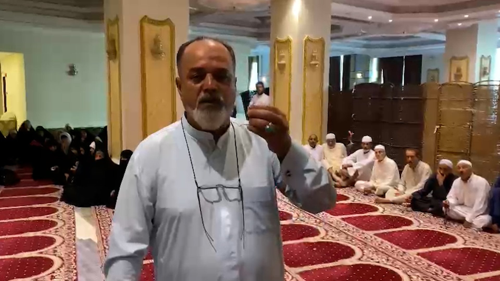 فيديو: 120 بصراوياً عالقون في مكة منذ 5 أيام.. 